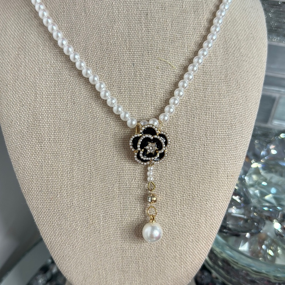 Camellia flower and pearl necklace nwt